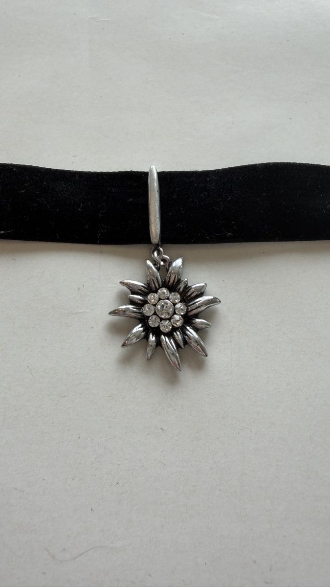 Catenine: Schwarze Samt Kette mit Edelweiss-Anhänger – Usato da Weiningen ZH venduto da rah_drm7 1