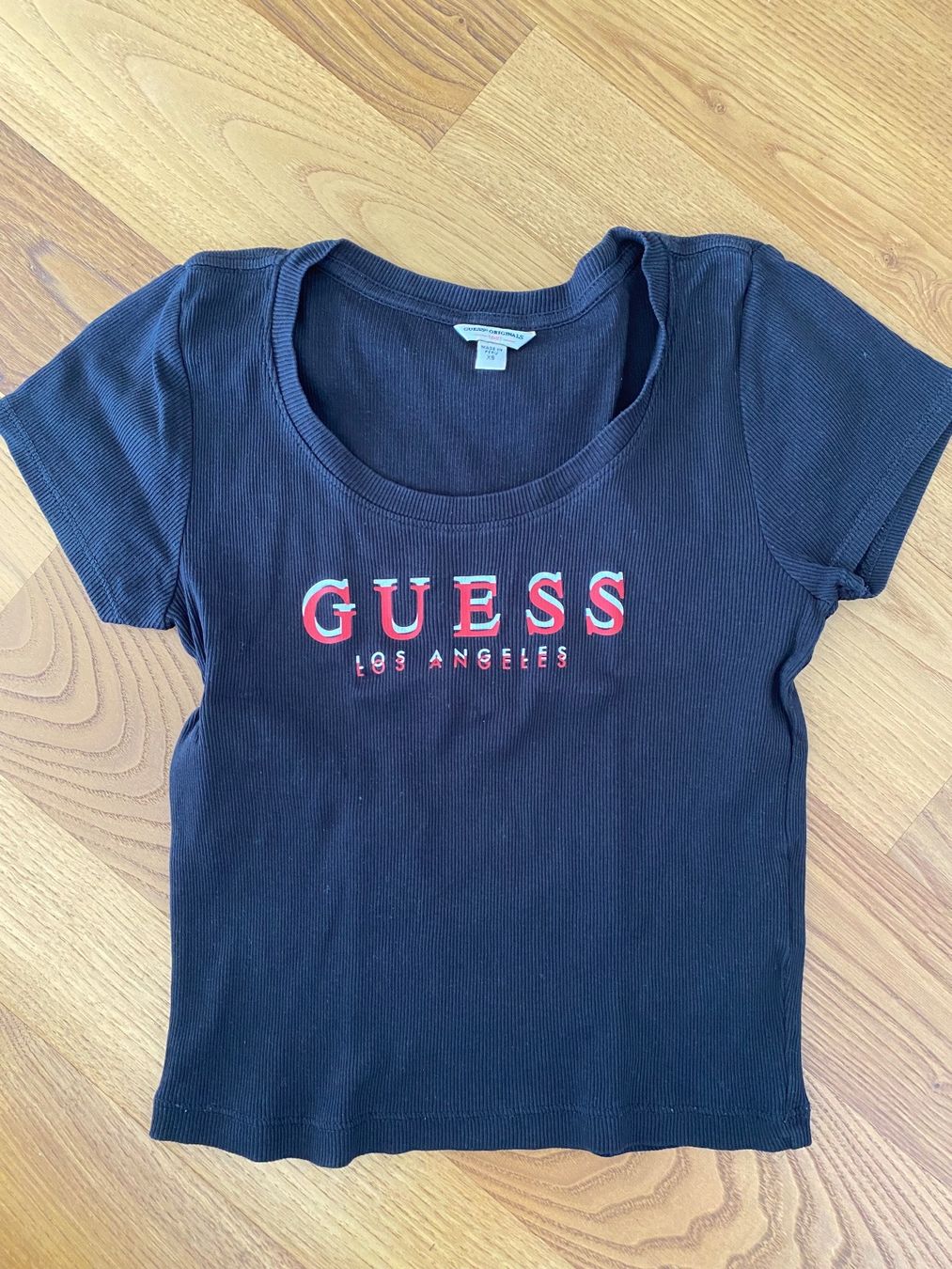 Guess T-Shirts: Guess T-Shirt, size XS – Gebraucht aus Sissach von laura.x4