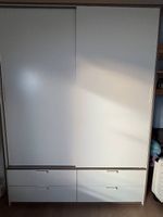 Kleiderschrank Trysil weiss mit 4 Schulbladen und Regalen