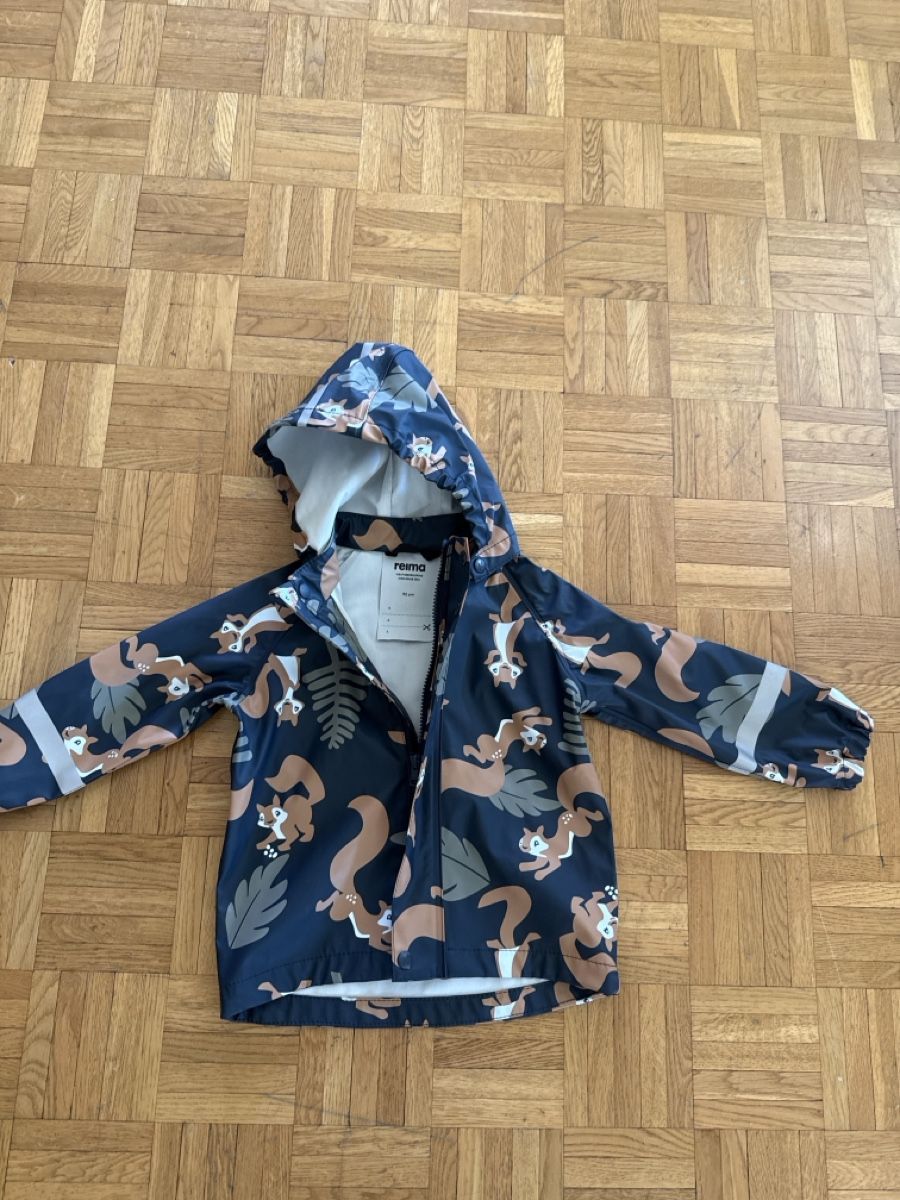 Giacche & Cappotti: Kinder Regenjacke Reima Grösse 92 mit Eichhörnchen Muster – Usato da Adlikon b. Regensdorf venduto da galaxandy