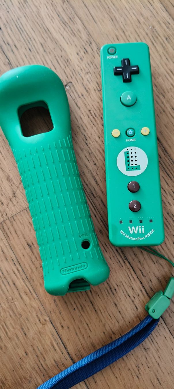 Nintendo Controller: Nintendo wii Spezial Luigi controller mit hülle – Usato da Oensingen venduto da ece_8k7q 3