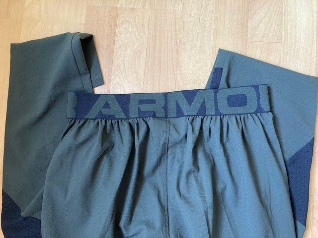 Pantaloni: Schöne Sporthose, Under Armour, M, neu – Nuovo (secondo la descrizione) da Cham venduto da I7I7 3