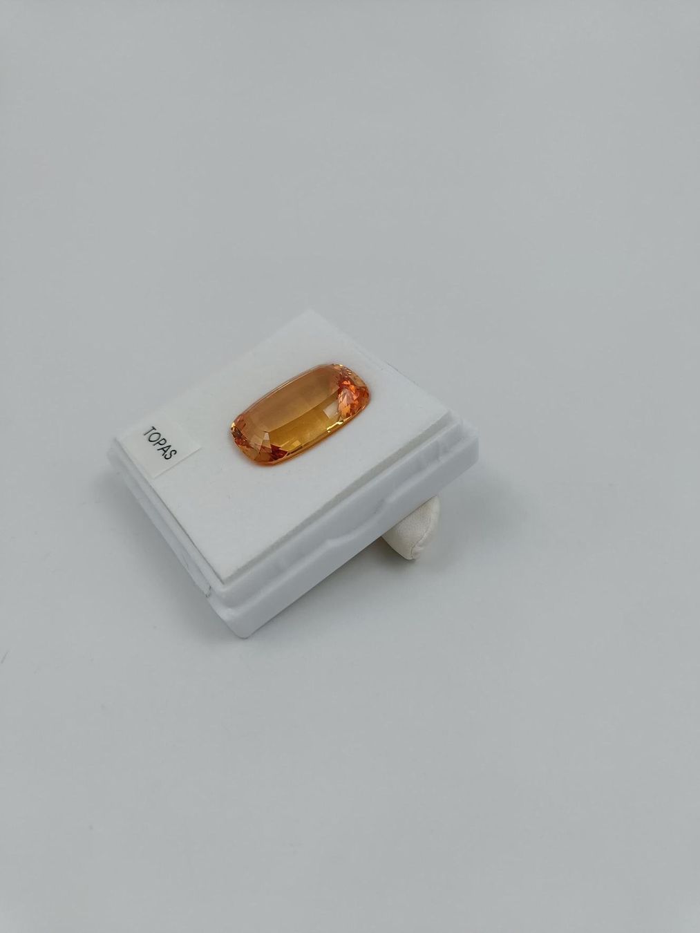 Pietre preziose: 1 HONIGGOLDFARBENER TOPAS 69.58 CT. – Usato da Luzern venduto da EdiGem 1