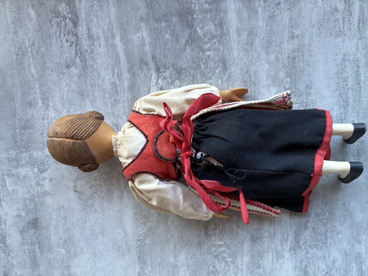 Bambole: Alte Brienzerpuppe mit Tracht  – Usato da Aeschlen ob Gunten venduto da Maroeggu 1