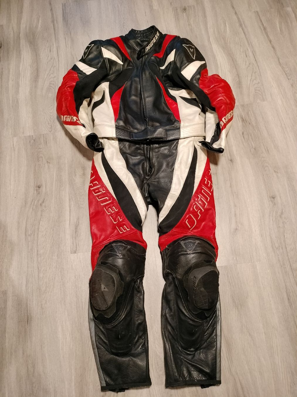 Dainese Completi: Dainese Laguna Seca Motorradlederkombi – Usato da Saxeten venduto da Jeremy.Modellflug