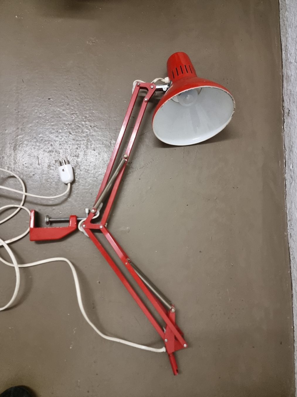 Lampade: Rote Leuchte mit Klemme, gut erhalten, – Usato da Olten venduto da Mezopotamya 5