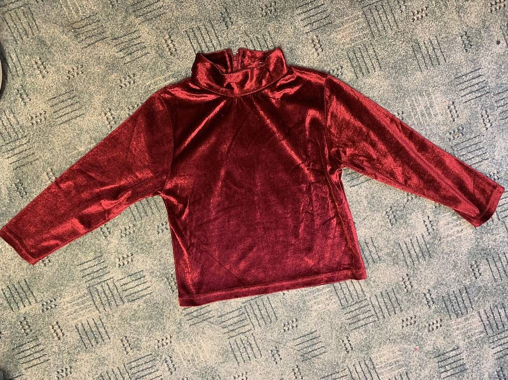 Blusen, T-Shirts & Tops: Mädchen rotes Samtshirt – Gebraucht aus Zürich von lil_xr6x