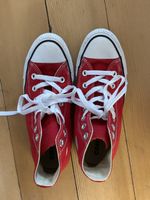 ein Paar rote Converse