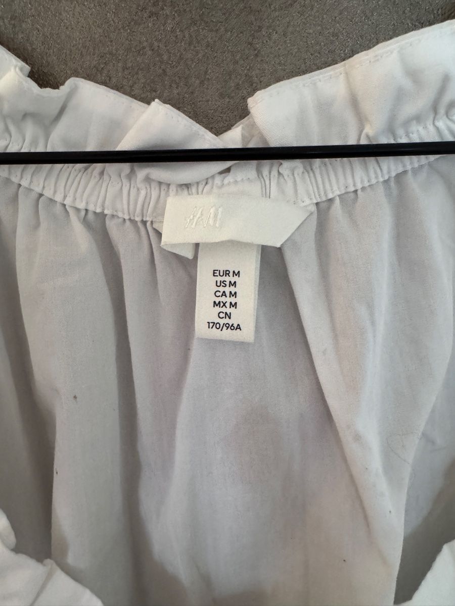 H&M Camicette: Weisse Bluse mit Bindegürtel – Usato da Schindellegi venduto da lmth 1