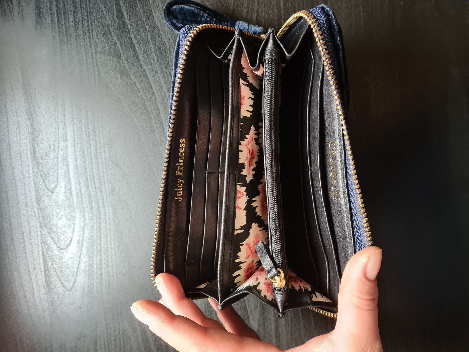 Juicy Couture Portamonete: Juicy Couture Wallet – Nuovo (secondo la descrizione) da Zug venduto da Minieme 1