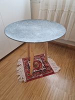 Runder Beistelltisch Metall mit Holzfüssen, schickes Design.