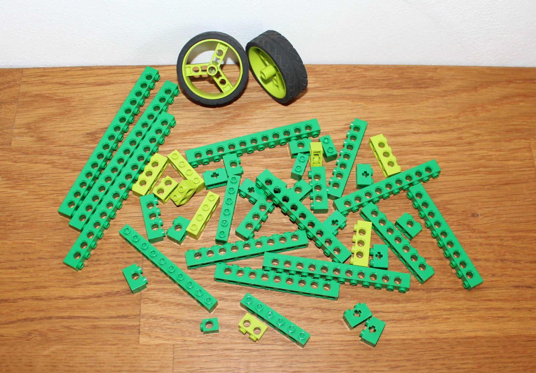 Lego Spielzeuge: Lego Technik grün + 2 Räder – Gebraucht aus Istighofen von muech40