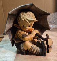 ​Goebel Hummel Figur „Geborgen Junge“ (152/0 A)
