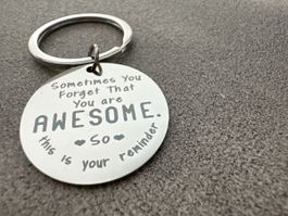 Schlüsselanhänger Motiv Spruch "AWESOME" neu