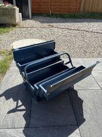 Alter Werkzeugkasten zu verkaufen. Öffnet ohne Probleme.