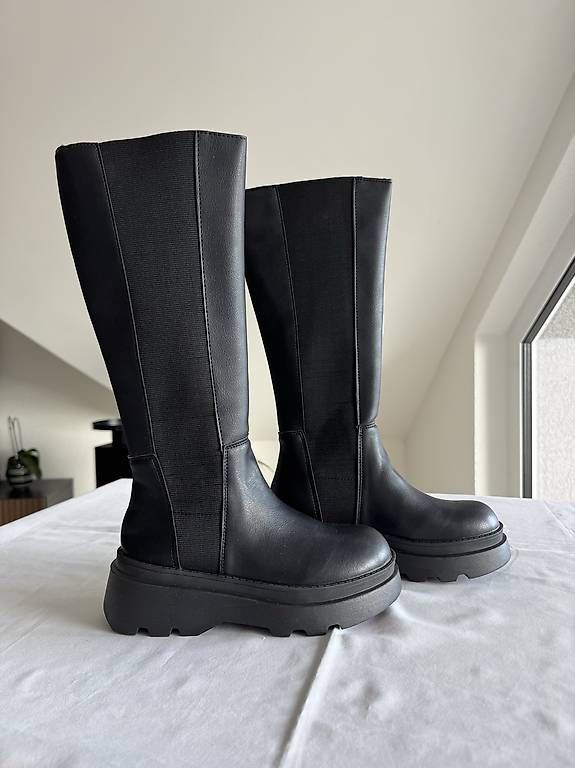 Scarpe da donna: Schwarze Chunky-Stiefel  Grösse 39 – Nuovo e nell'imballaggio originale da Schlieren venduto da gue_m9qk