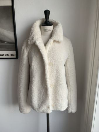 AKRIS: Herrlich warme weisse Teddyfell-Winterjacke, 36