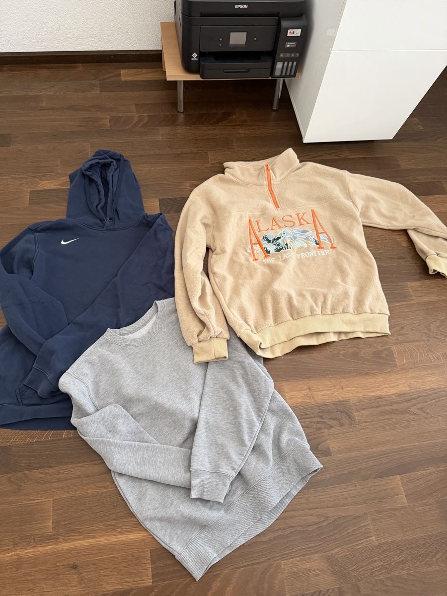Nike Lotti di vestiti: Nike Pullover plus andere – Usato da Grenchen venduto da Sephirot14