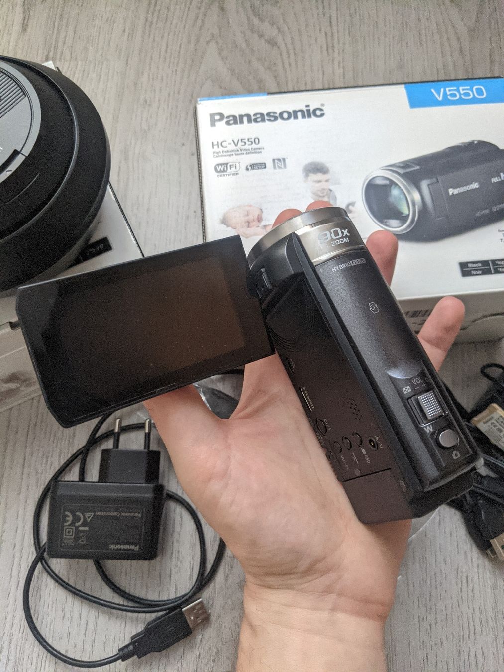Panasonic Videocamere: Panasonic video camera HC-V550 and VW-CTR1 cradle – Usato da Orbe venduto da NorthMost 2