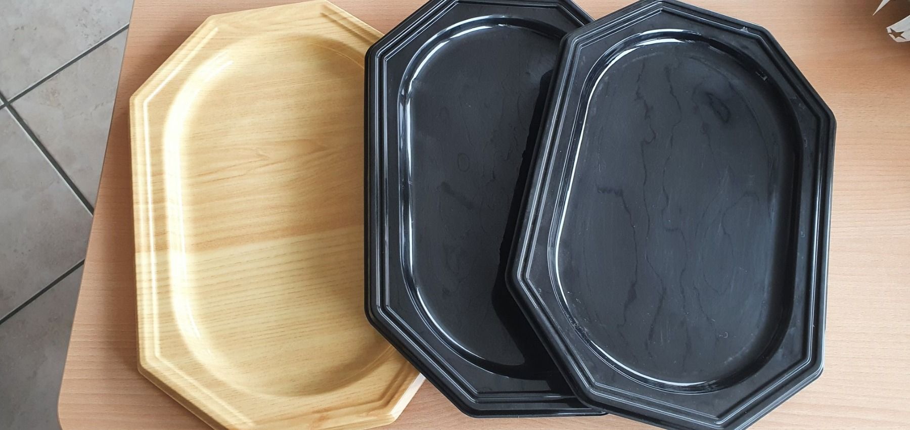 Wände & Decken: 3 plateaux de service en plastique – Gebraucht aus Moutier von mai_pq7w