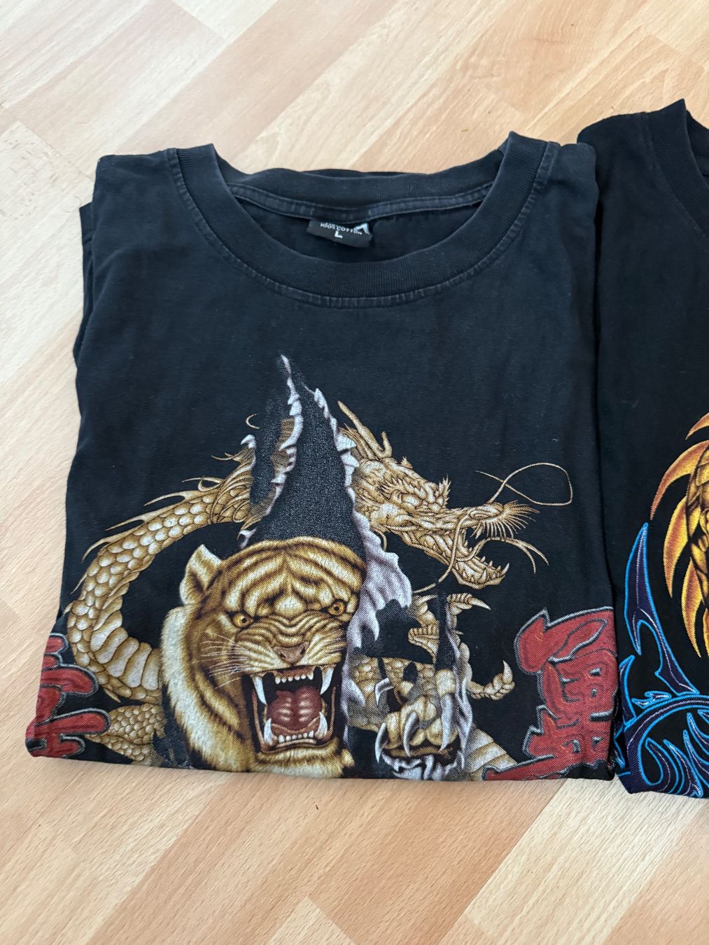 Hemden, T-Shirts & Polos: Shirt mit interessanten Motiven – Gebraucht aus Birmensdorf ZH von T_Richard 1