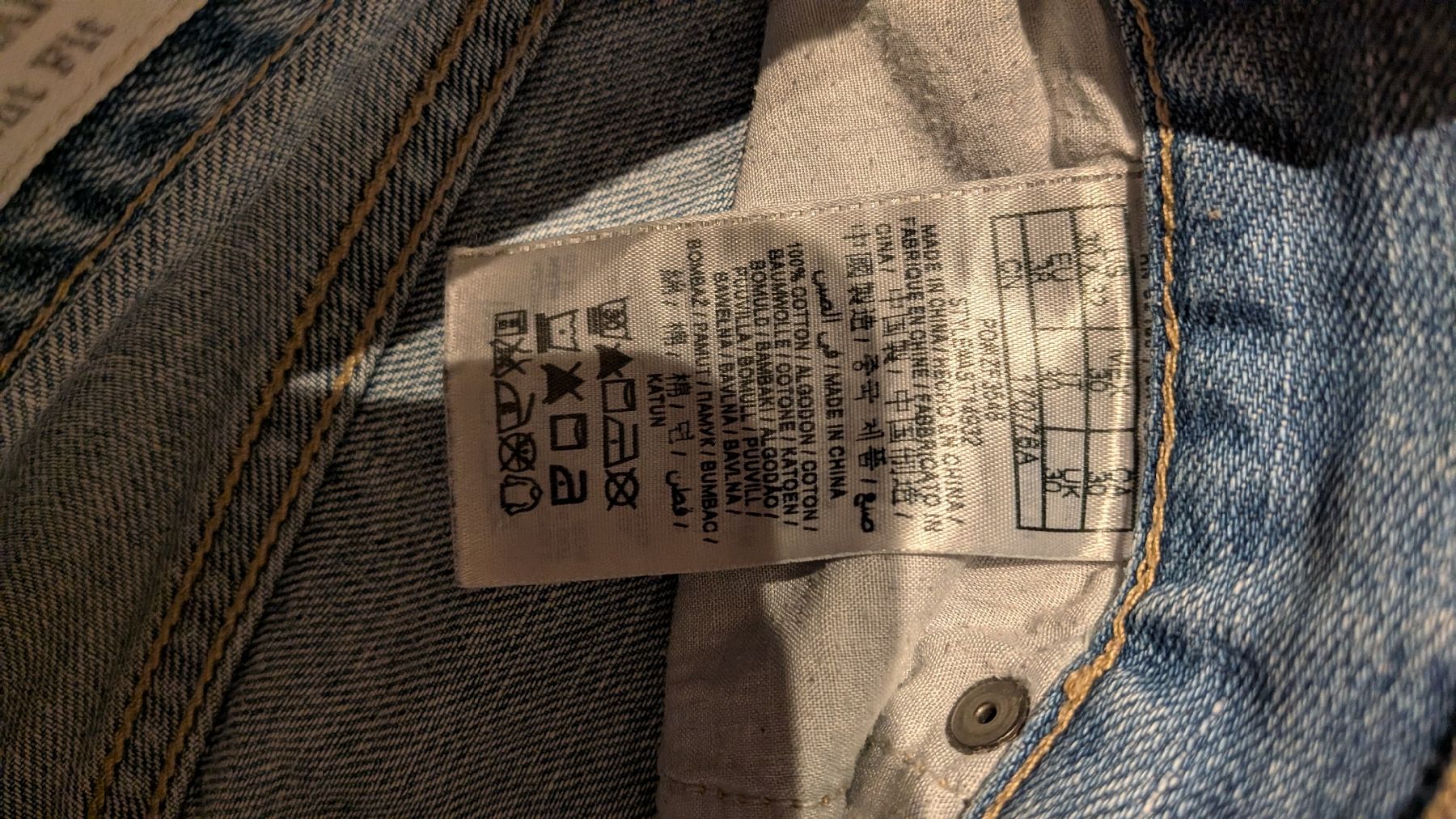Guess Jeans: Herren Jeans GUESS – Neuf (Voir description) à Wattenwil par karinschaw 1