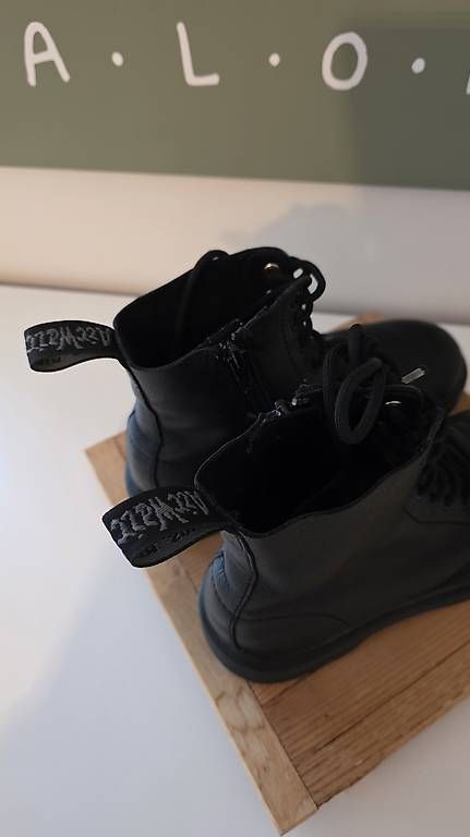 Herrenschuhe: DR. MARTENS Grösse 33 – Gebraucht aus Steinhausen von Na18 1