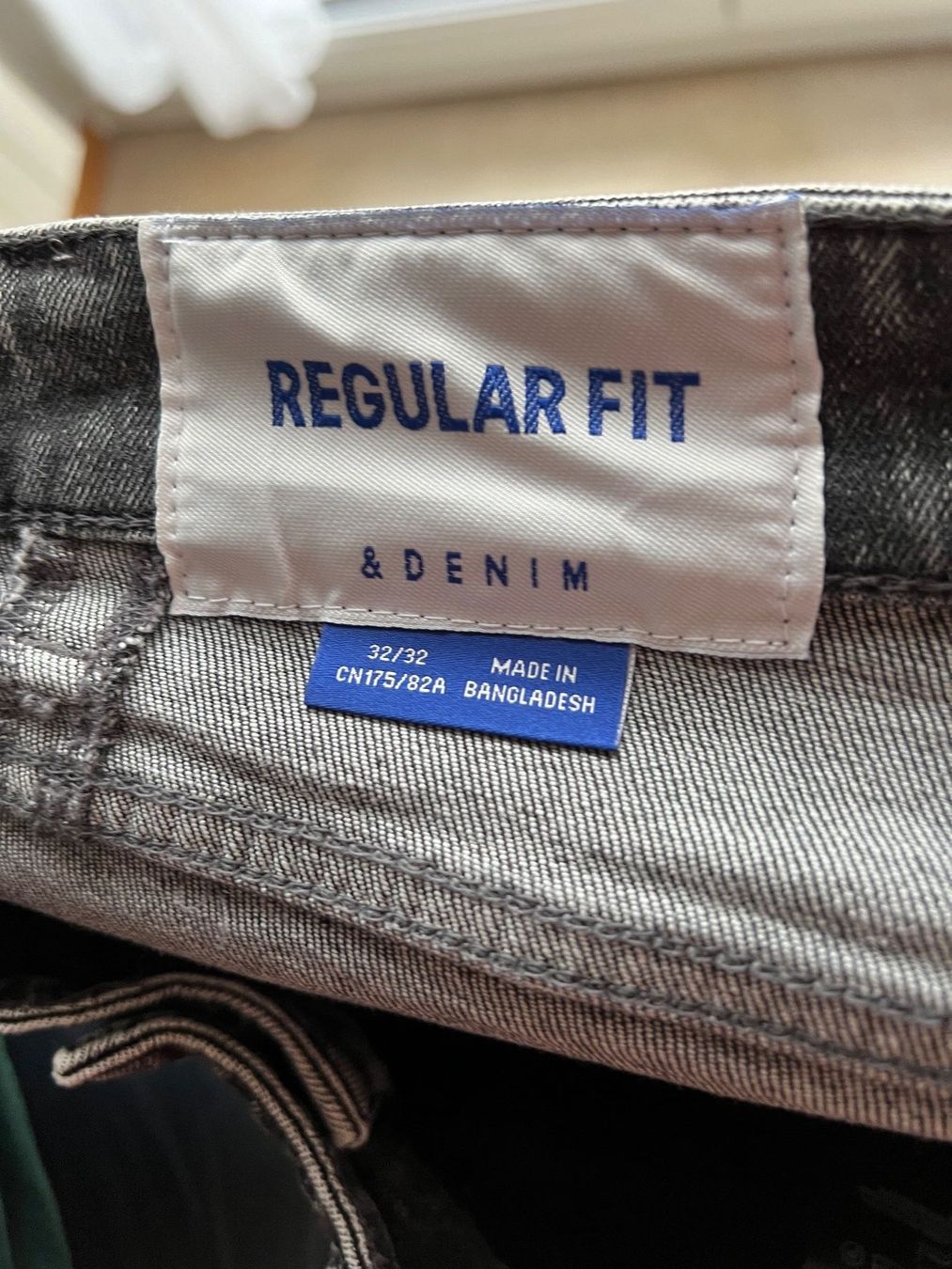 H&M Jeans: 1 Jeans von H+M Regular Fit & Denim Gr. 32/32 – Usato da Bülach venduto da eric600 1