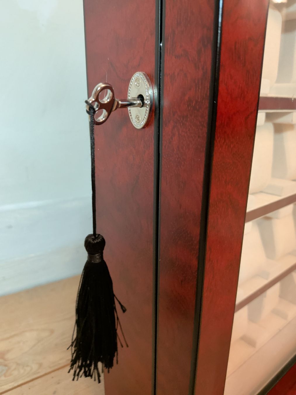 Vetrine: 30er Uhrenbox Vitrine Holz abschliessbar – Usato da Dietfurt venduto da Subforce1853 5