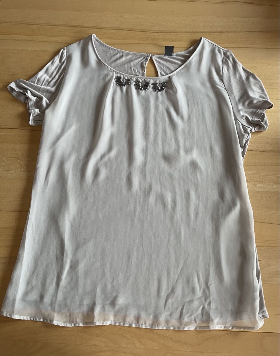 S.Oliver Chemisiers: Damen Bluse hellgrau mit Perlenbesatz neuwertig – D'occasion à Birmenstorf AG par JUNA72