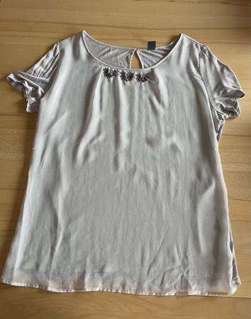 Damen Bluse hellgrau mit Perlenbesatz neuwertig