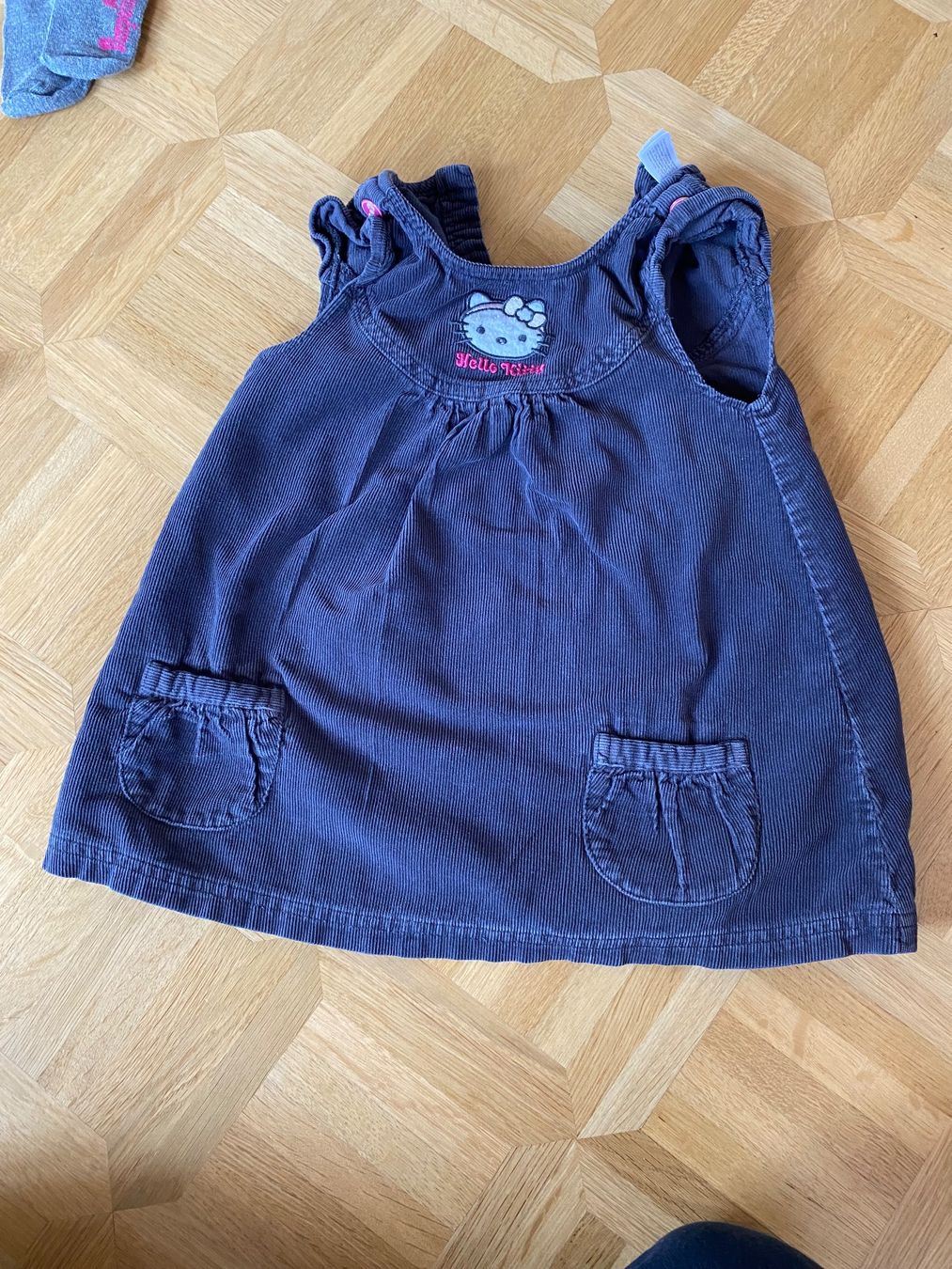 Vestiti & Gonne: Hello Kitty Rock antrazith Gr. 86 (108) – Usato da Vilters venduto da Zwaergli13