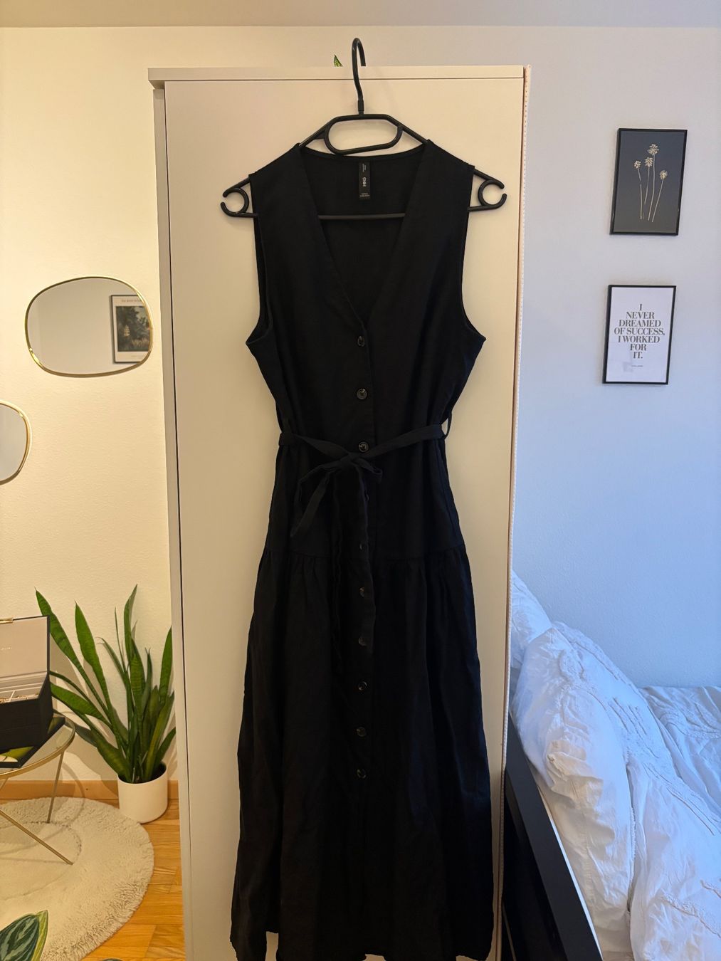 Mango Robes: Schwarzes langes Leinenkleid mit Knöpfen – D'occasion à Zürich par hue_82qd