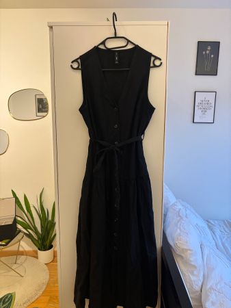 Schwarzes langes Leinenkleid mit Knöpfen