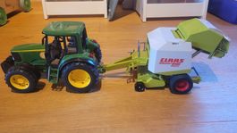 Spielzeugtraktor John Deere mit Claas Ballenpresse und An...