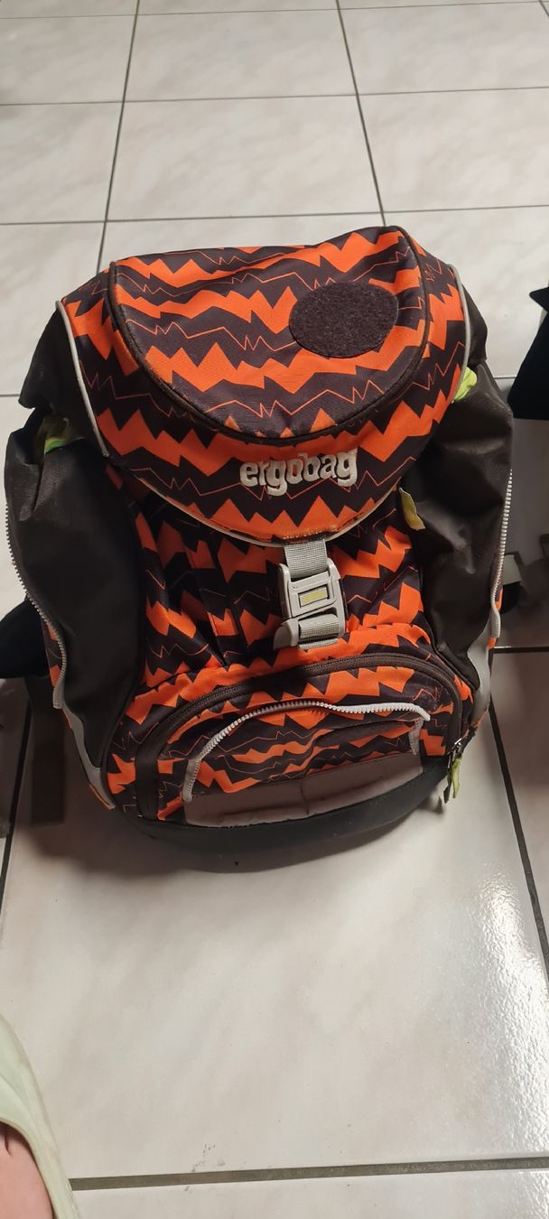 Ergobag Rucksäcke: Ergobag Rucksack Kinder Schule orange schwarz Grösse M – Gebraucht aus Turtmann von jspitjuka