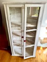 Uraltes, klappriges Kästchen, weiss, B 67, H 130, T 30cm 🤍