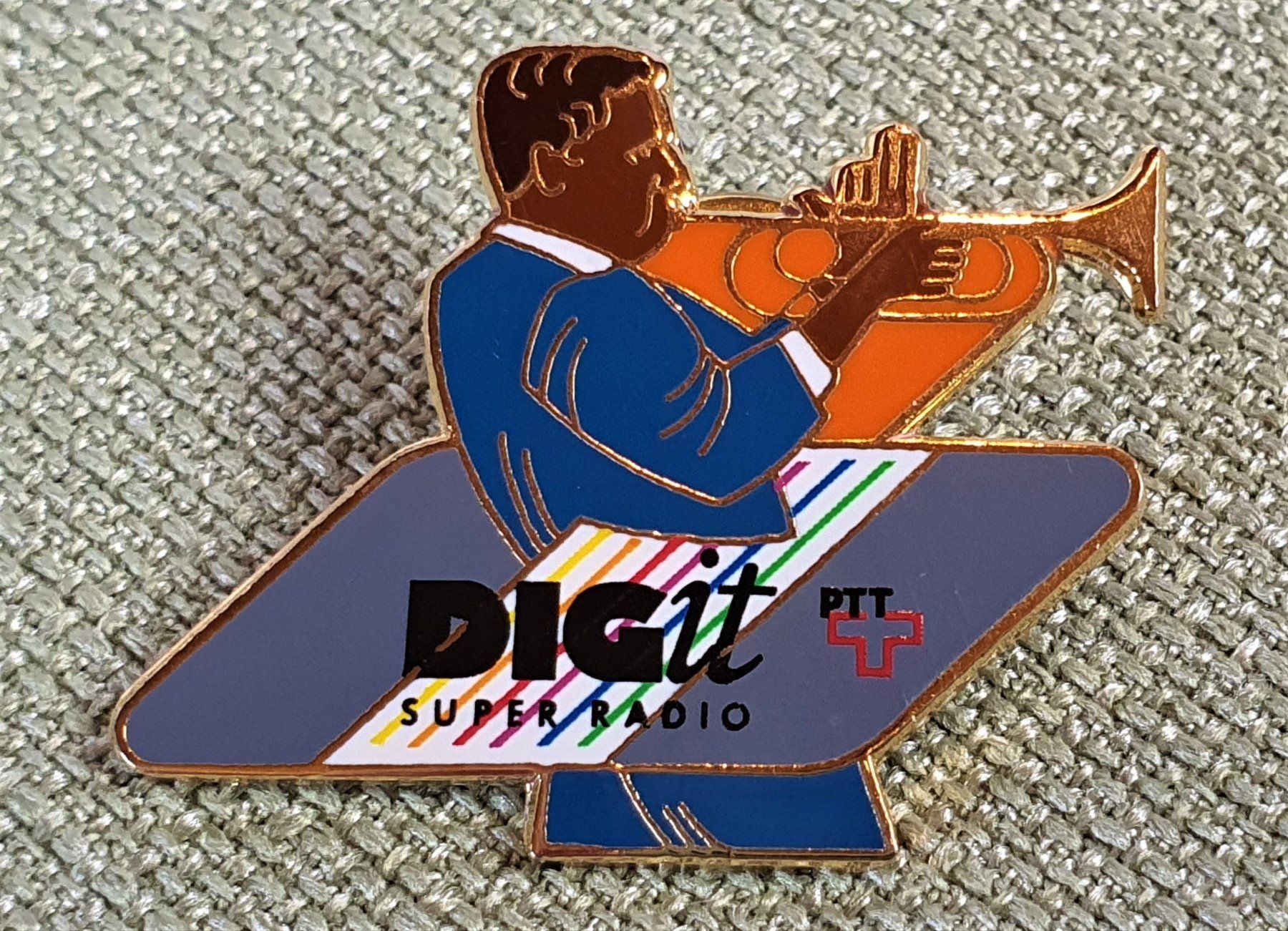 Placchette & Badge: A487 - Pin PTT DIGit Super Radio – Usato da Reinach BL venduto da Boston-Verkauf