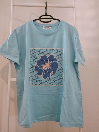 T-Shirt in Hellblau mit Blume Muster
