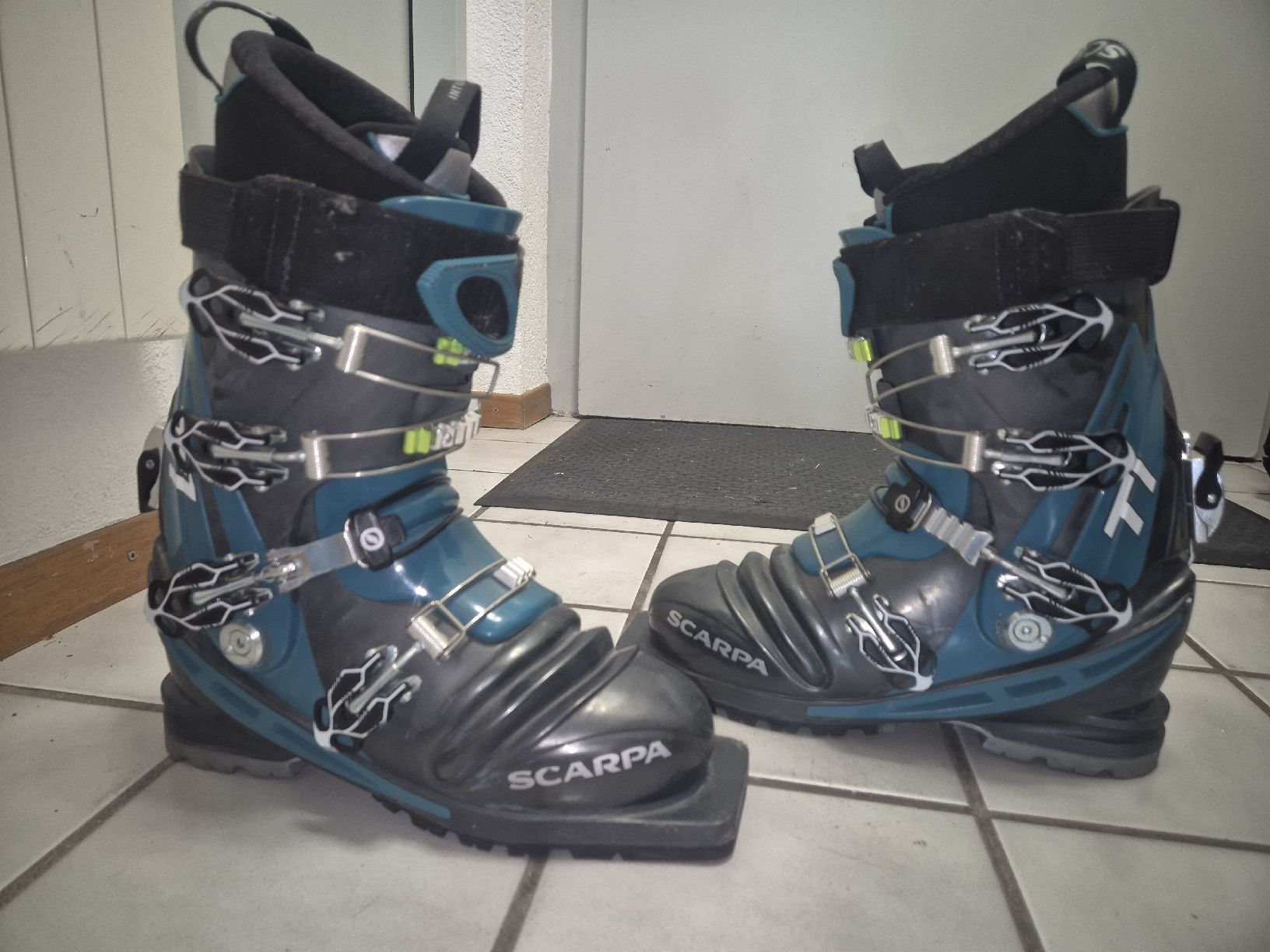 Scarpa Scarpe da uomo: Scarpa T1 27.0 – Nuovo (secondo la descrizione) da Porrentruy venduto da jer_6hmq 1