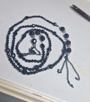 Élégant sautoir noir à perles - parfait pour l'automne!