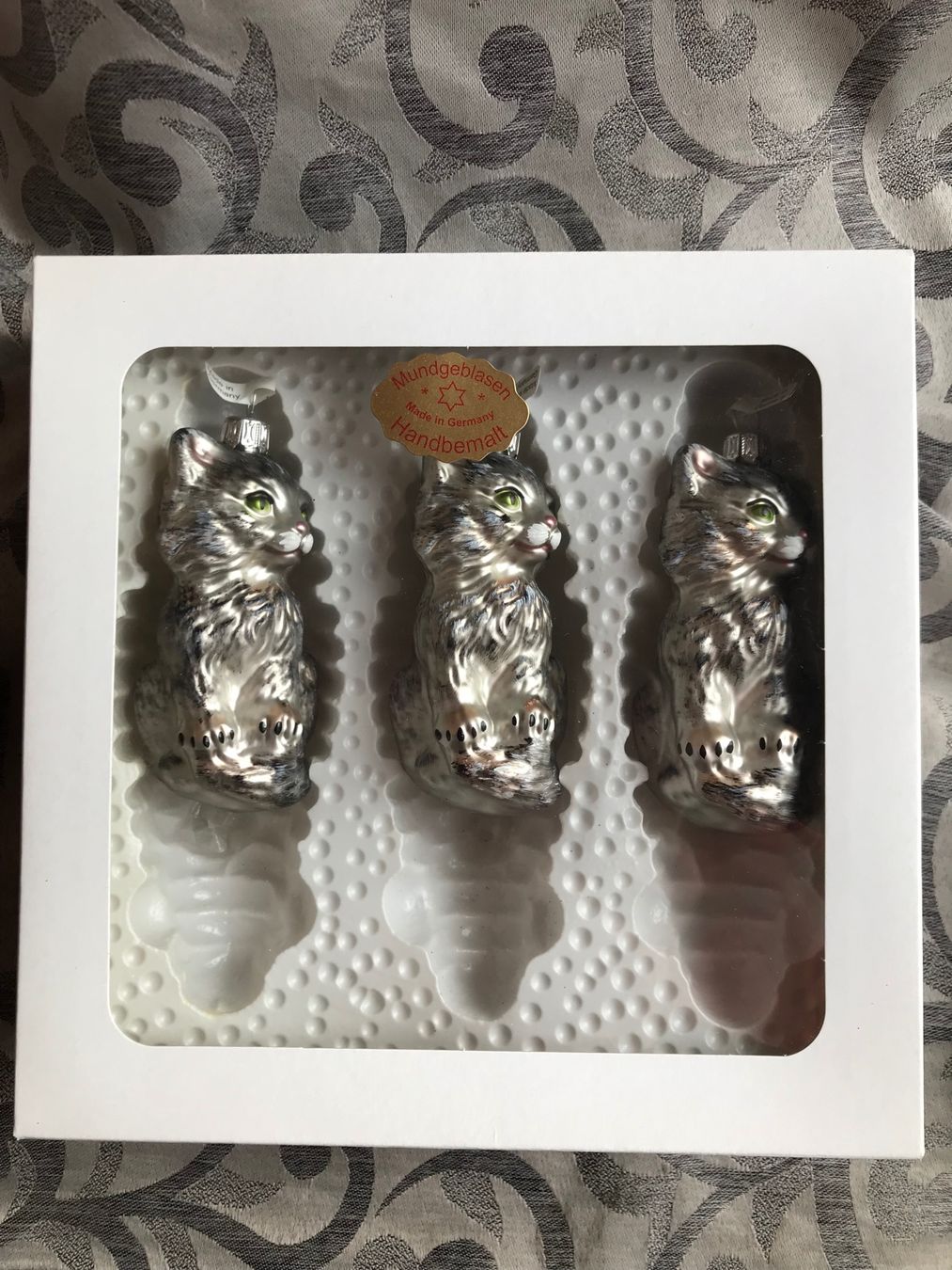 Tutte le decorazioni: 3 Silbergraue Katzen Katze Christbaumschmuck – Nuovo e nell'imballaggio originale da Alpnach Dorf venduto da marvo 1