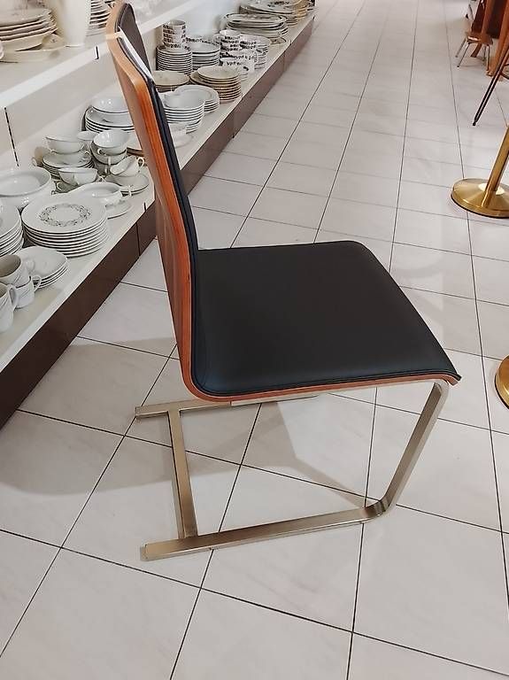 Sedie: Eleganter Freischwinger schwarzes Leder mit Nussbaum – Usato da Neuhausen am Rheinfall venduto da galleria13