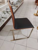 Eleganter Freischwinger schwarzes Leder mit Nussbaum