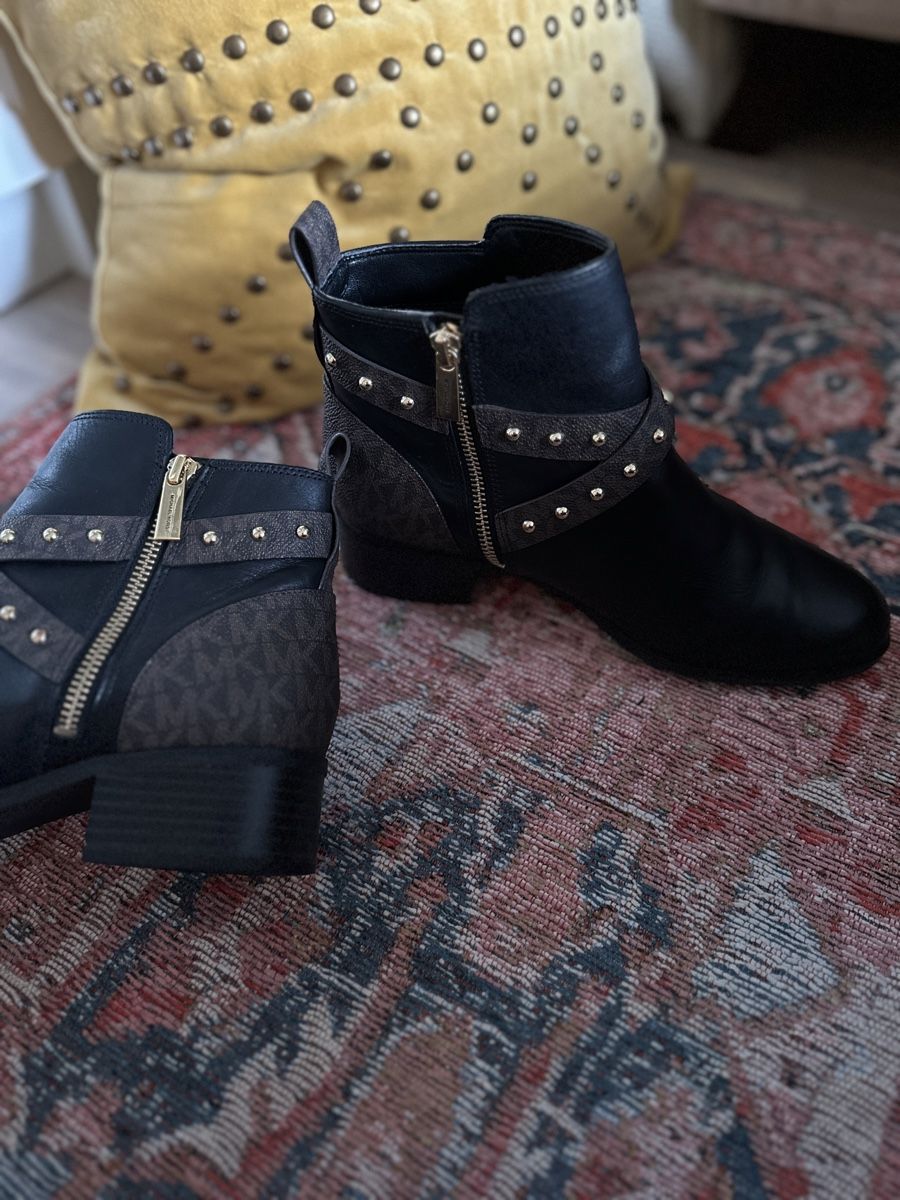 Michael Kors Damenschuhe: MICHAEL KORS leather studded logo ankle boots – Neu (gemäss Beschreibung) aus Wermatswil von Alkinoe 6