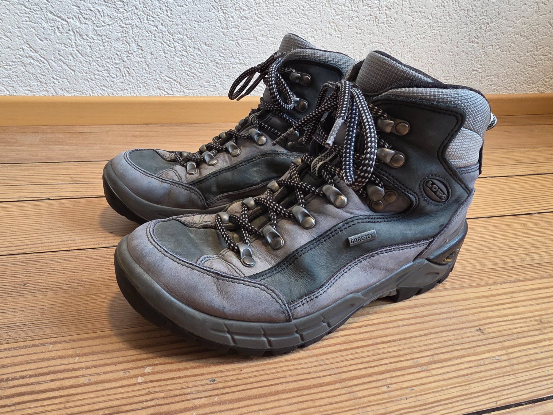 Lowa Scarpe da donna: Lowa Wanderschuhe Grösse 38 – Usato da St.Gallen venduto da goclaro