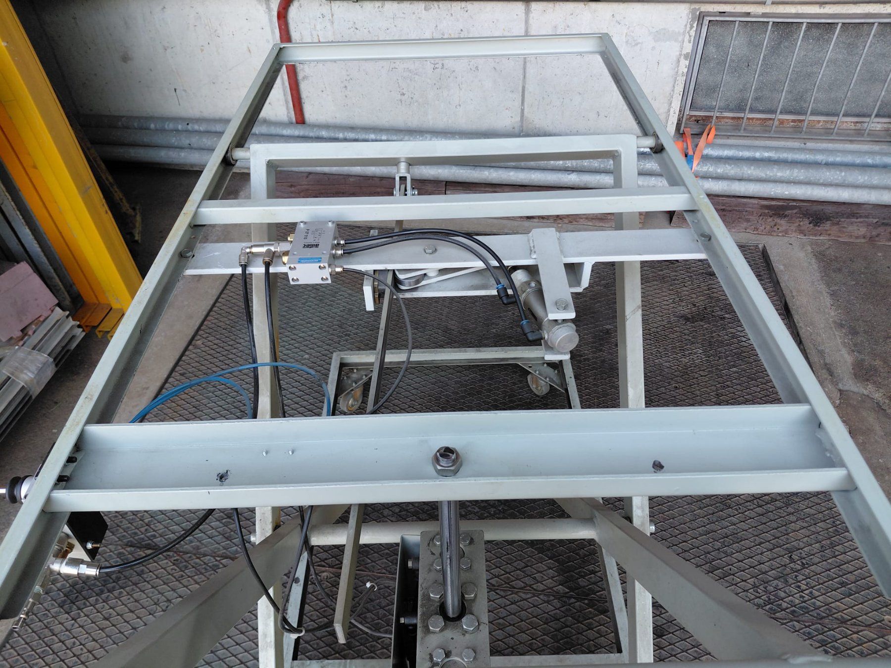 Piattaforme elevatrici & Crick: Pneumatischer Hubtisch auf Rädli – Usato da Ulisbach venduto da MSH01 3