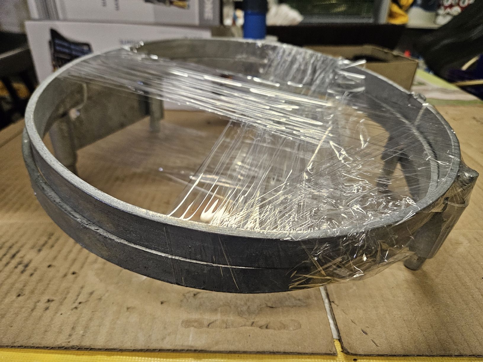 Supporti a parete: Eimerhalterung Metall, Durchmesser 29.5 cm, 2 Stk,neu – Nuovo (secondo la descrizione) da Oberburg venduto da znas 1
