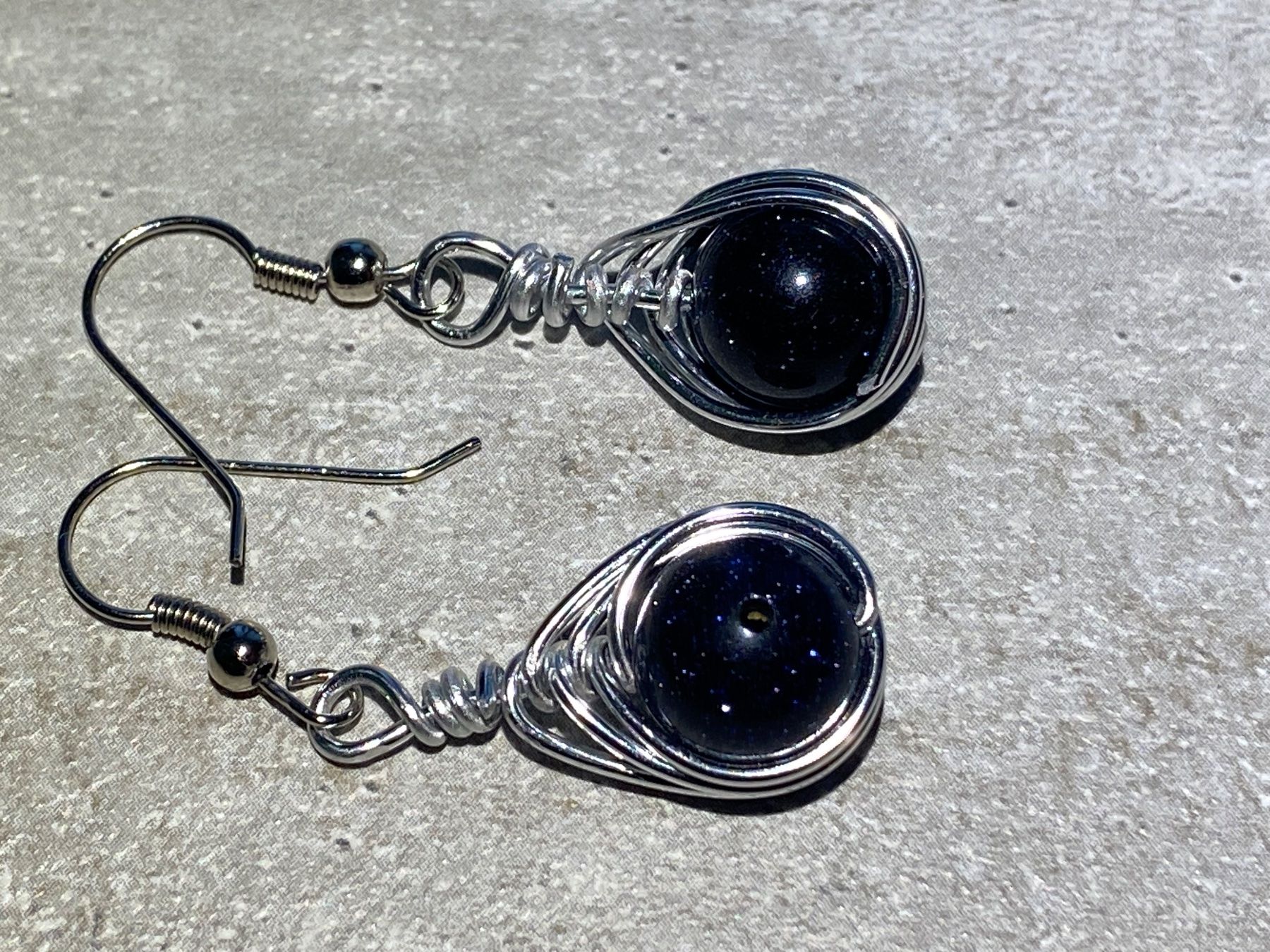 Ohrringe & -stecker: natürlicher blauer Sandstein - Ohrringe wire wrap handmade – Neu und originalverpackt aus Laax von kri_95f5 4