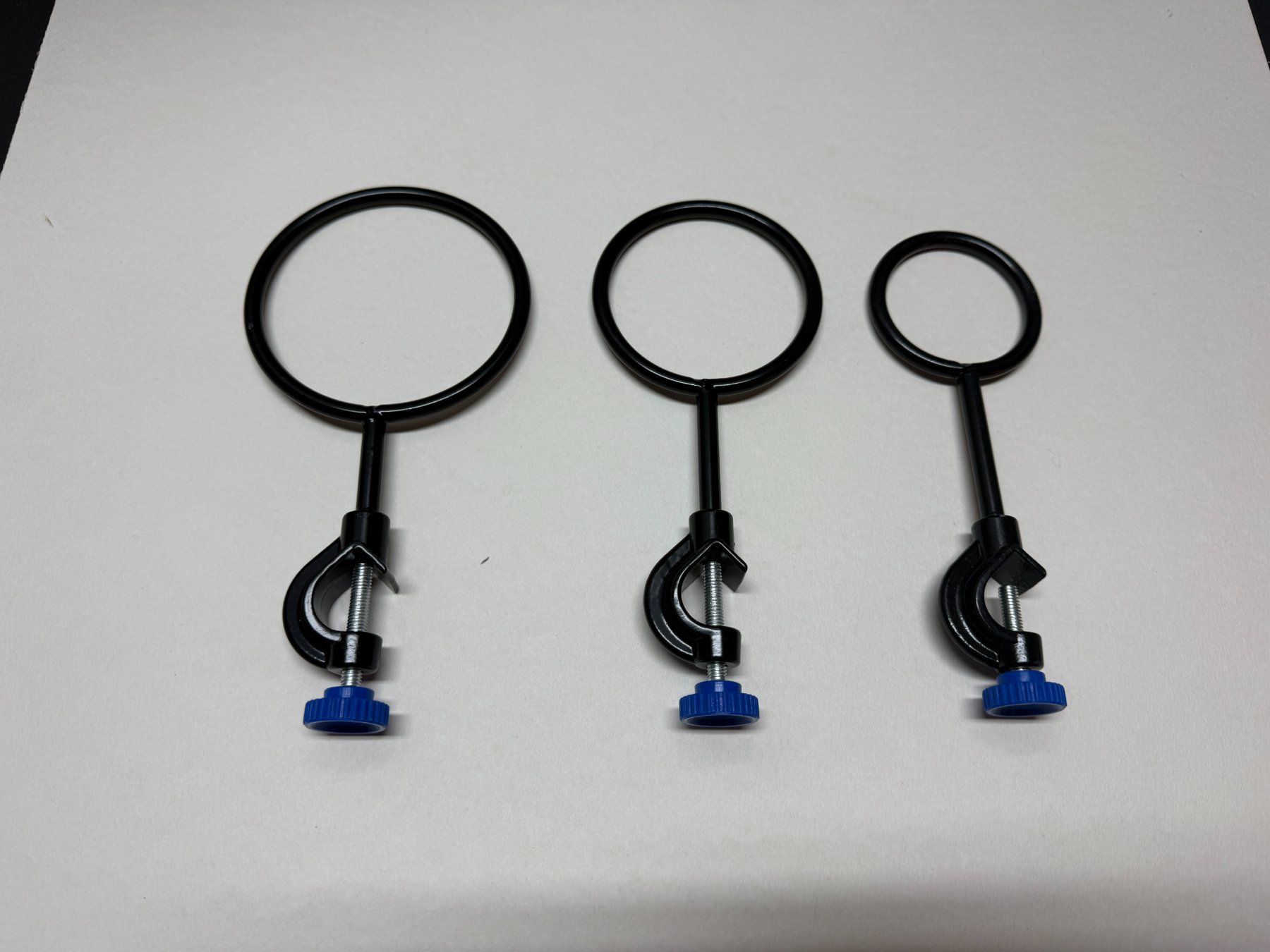 Altri elettrodomestici e apparecchi d’epoca: 3er Set Trichterhalter, Ringklemmen, NEU – Nuovo e nell'imballaggio originale da Lützelflüh-Goldb venduto da Elementis